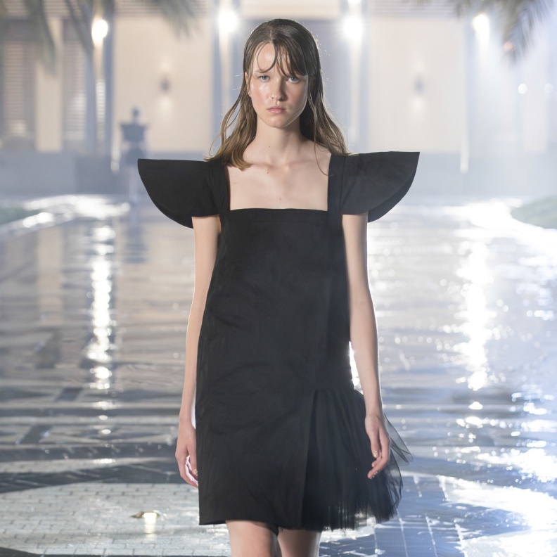 أكمام فساتين غريبة من Noon 