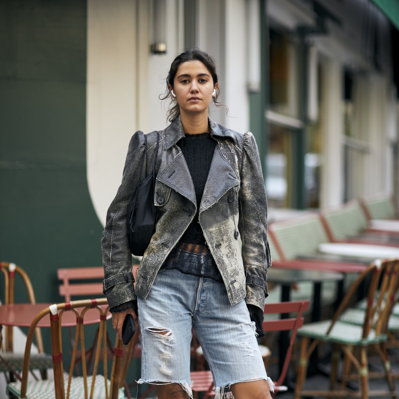 إتجاهات جديدة لموضة البرمودا بأقمشة الجينز