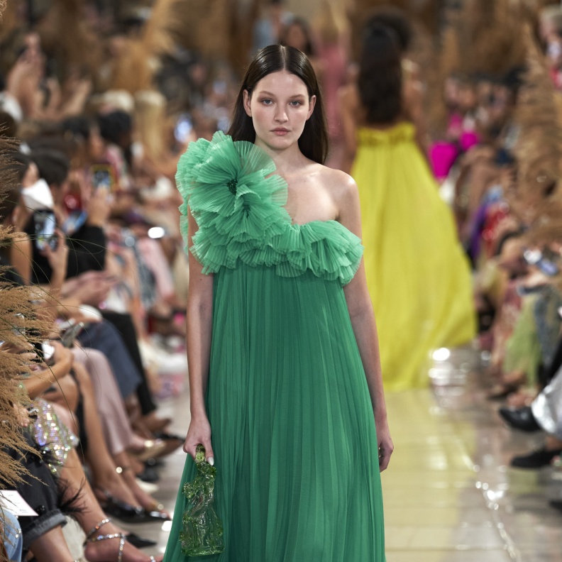 فساتين عصرية مع تفاصيل الكشكش على الاكتاف