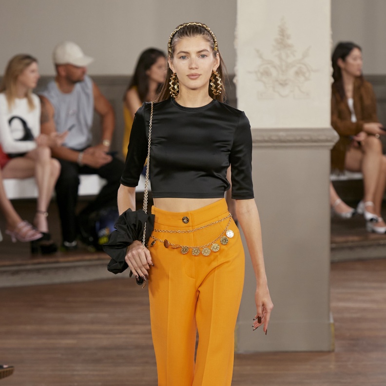 موضة البنطلون المرجاني في صيف 2024