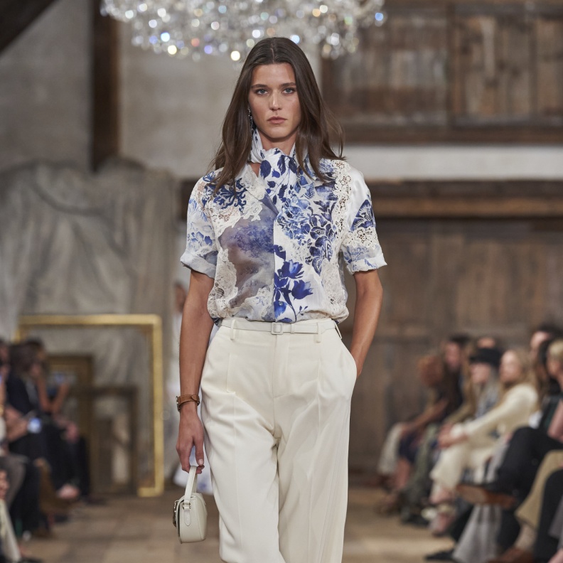 الأناقة اليومية ترتبط بموضة القميص الملون