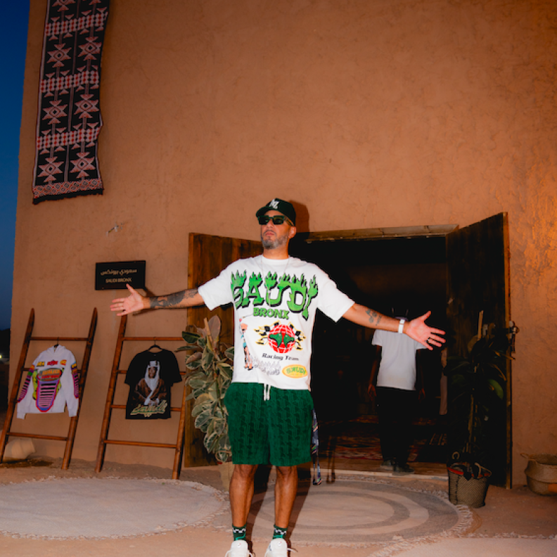 خاص لـ"هي": Swizz Beatz ورحلة شيّقة في العلا عن سباقات الهجن وعلامة Saudi Bronx