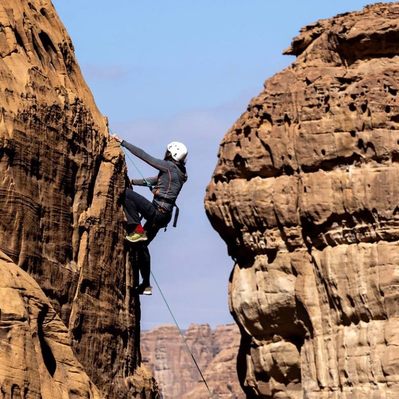 اخترنا لك 10 مغامرات ساحرة تحبس الأنفاس بين جبال العلا   