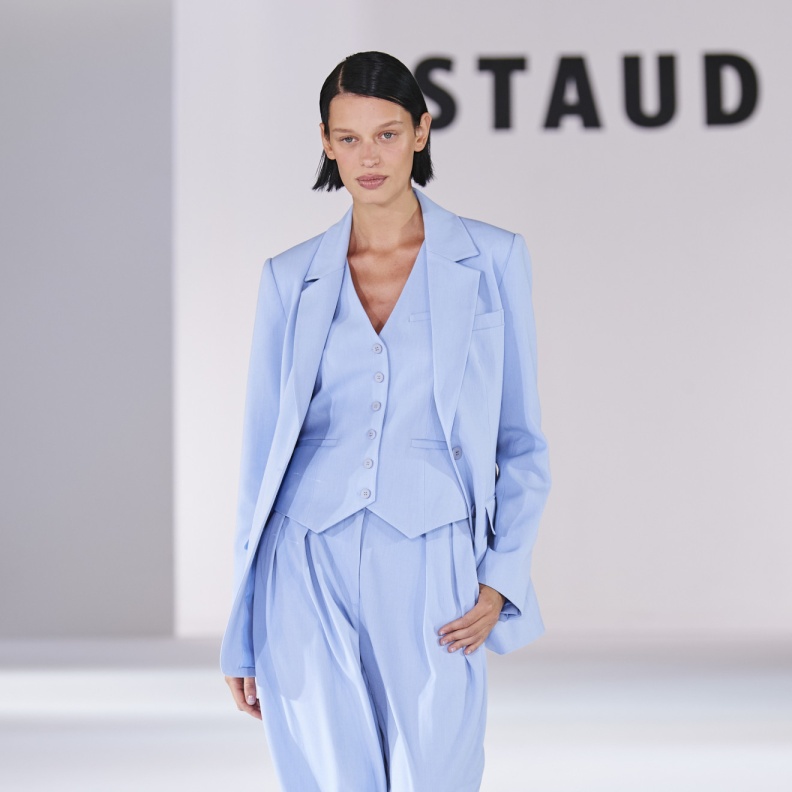 موضة البدلات المؤلفة من ثلاث قطع لصيف 2024