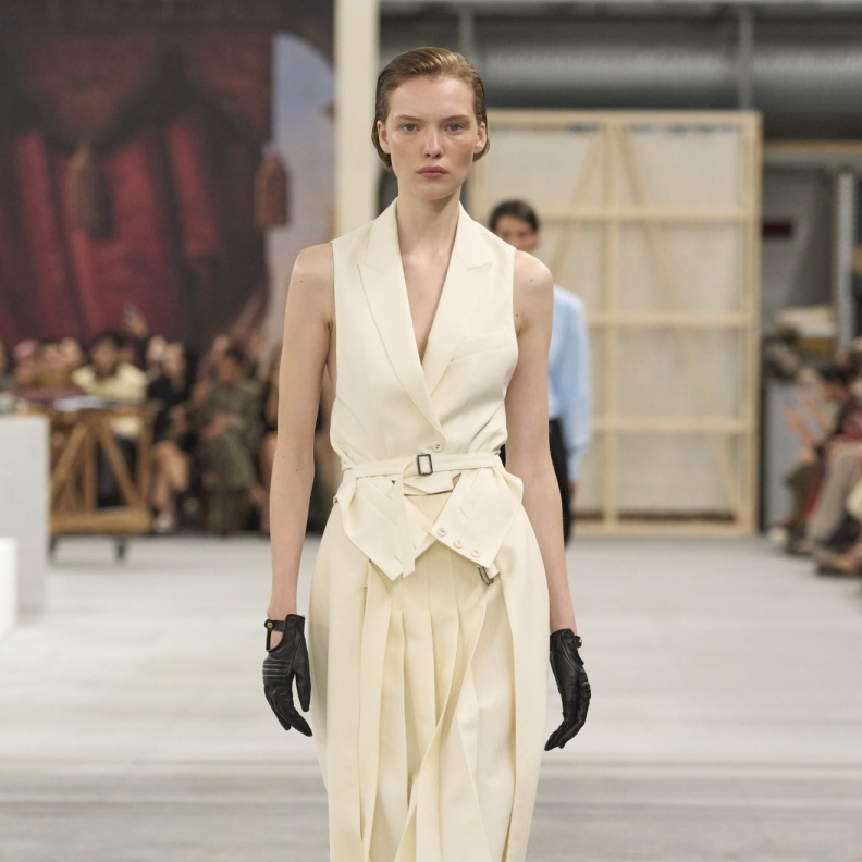 الجيليه المُكمّل الأكثر أناقة في الموضة منذ القرون الوسطى إلى اليوم