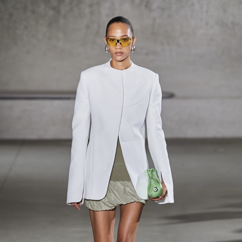 مجموعة Tory Burch لربيع وصيف 2024.. تصاميم تتسم بالعصرية والراحة بلمسة حرفية وجودة عالية 