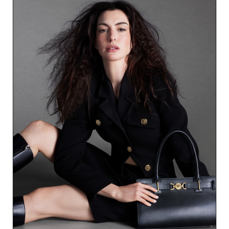 إطلاق الحملة الإعلانية لمجموعة Versace Icons مع النجمة Anne Hathaway