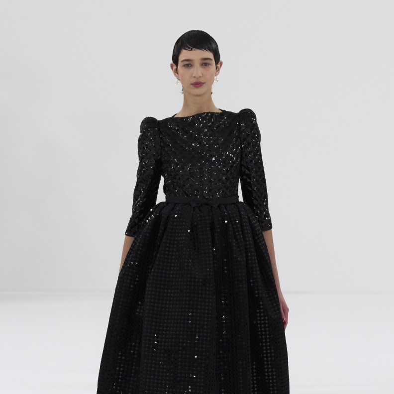 تحضّري لعيد الفطر 2024 بفساتين سهرة سوداء ومحتشمة