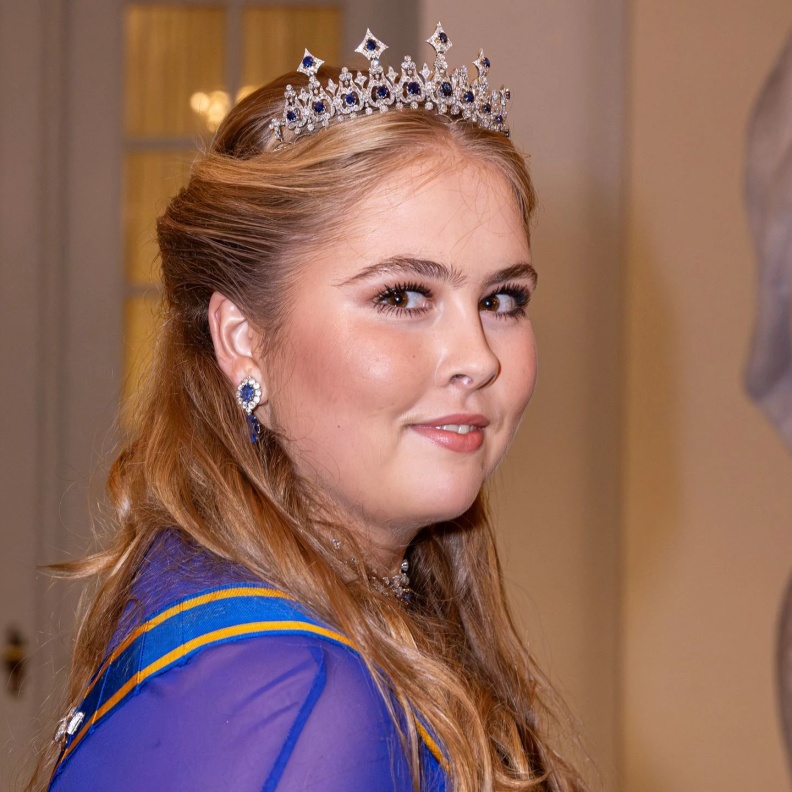 ملك إسبانيا يمنح الأميرة كاتارينا أماليا وسام إيزابيلا