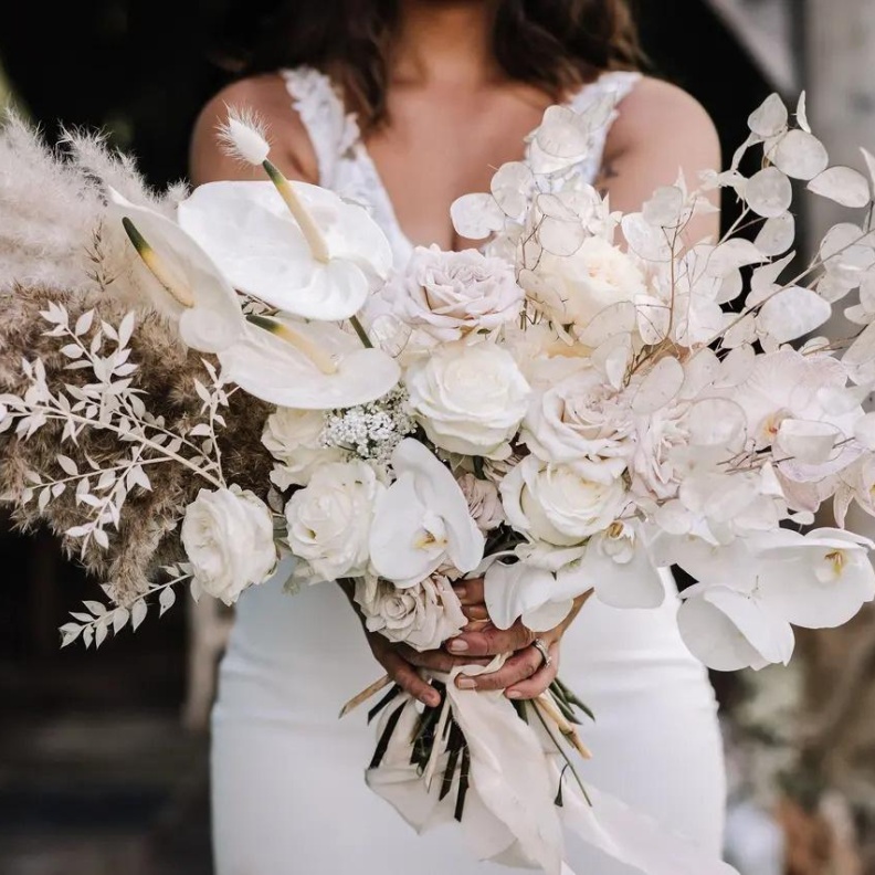 أفكار رائعة وراقية لباقات زفاف العرائس المعدة من الورود