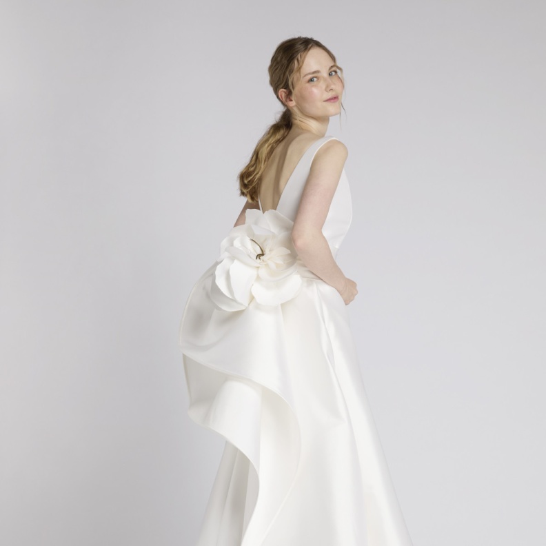 الفيونكات الكبيرة في عروض أنطونيو ريفا لربيع 2025