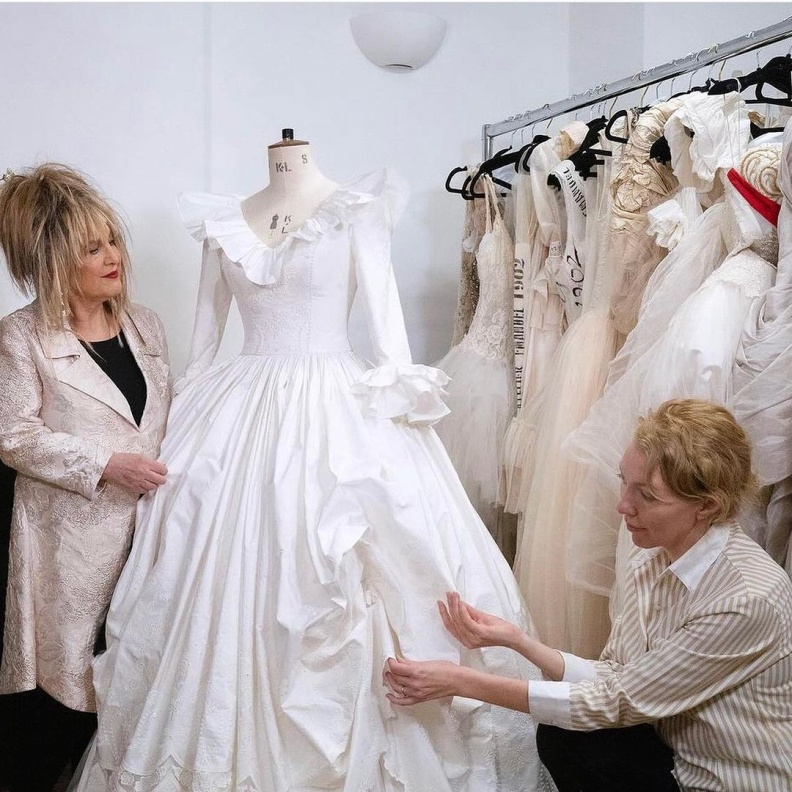 مصممة فستان زفاف الأميرة ديانا الأيقوني تستعد لتقديم النسخة العصرية من الفستان الأيقوني