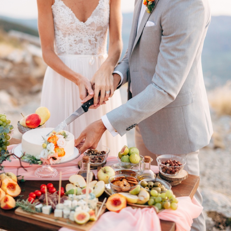 دليل كامل للعروسين لاختيار قائمة الطعام المثالية لزفافك