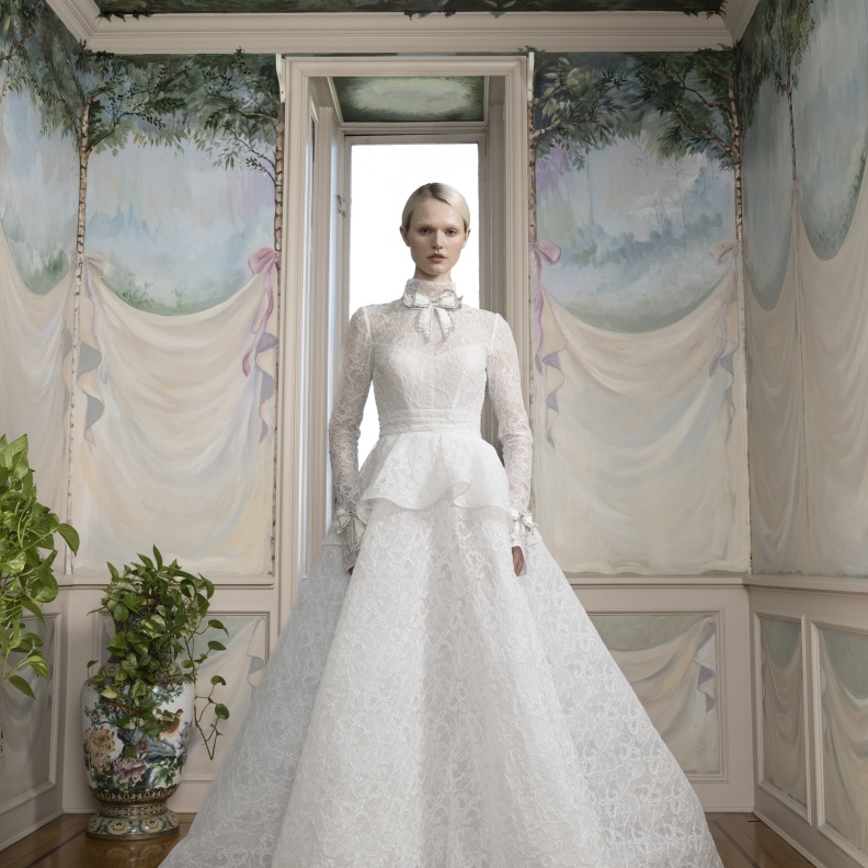 فساتين زفاف مستوحاة من النمط الفيكتوري من آخر عروض الأزياء