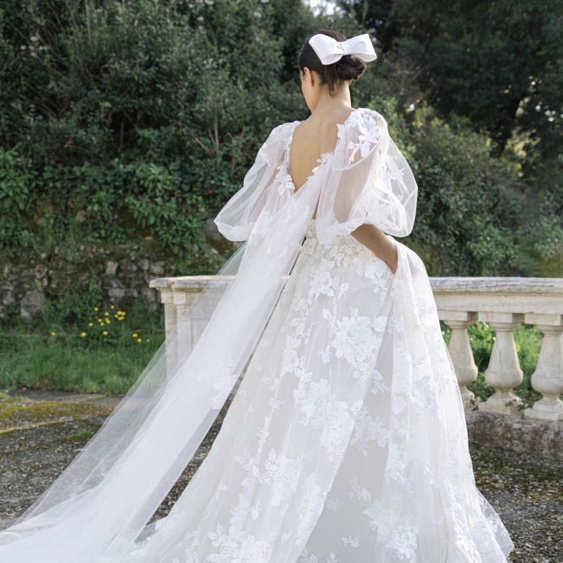 طلي بالأبيض وكللي أكتافك بالكايب لإطلالة ملكية من آخر الاتجاهات