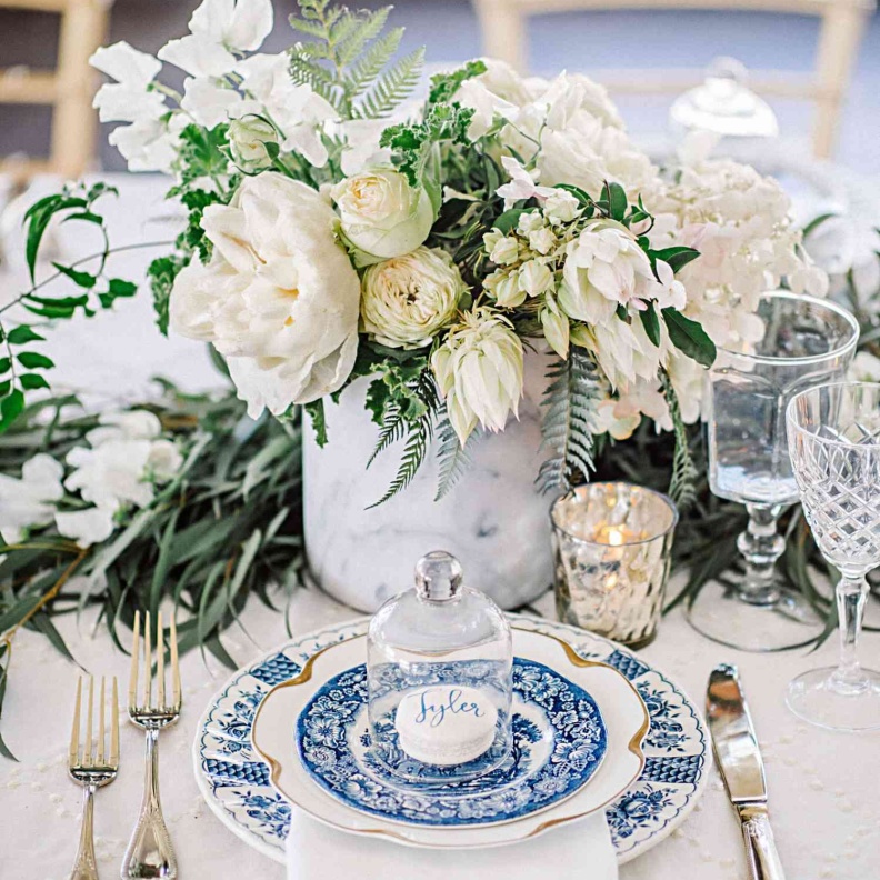 قطعة ديكور مركزية صغيرة معدة شريحة من جذع شجرة وبتلات من الزهور