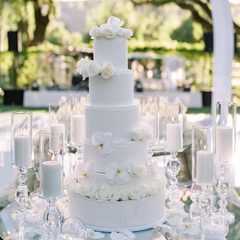 كللي ديكور حفل زفافك الصيفي بإشراق اللون الأبيض الناصع