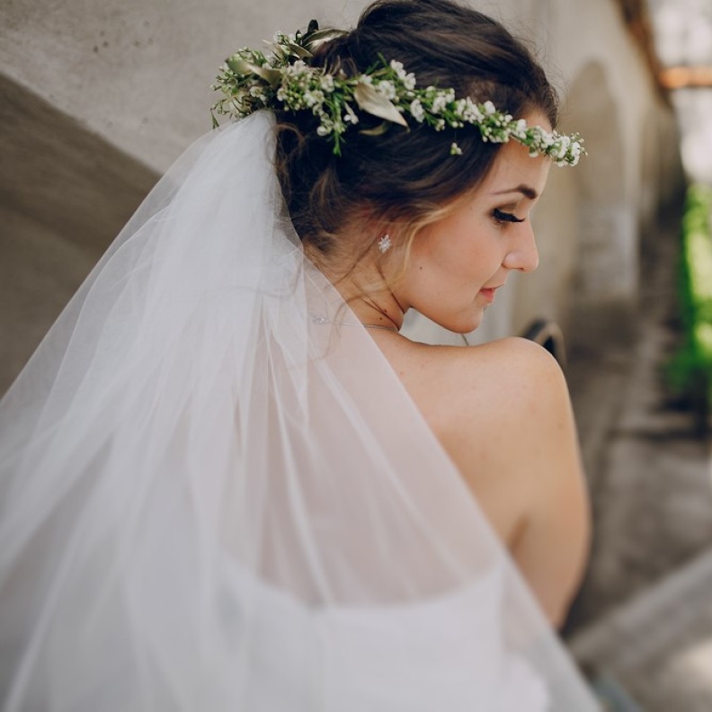 أفكار رائعة لأكاليل الزهور لإطلالة رومانسية للعروس