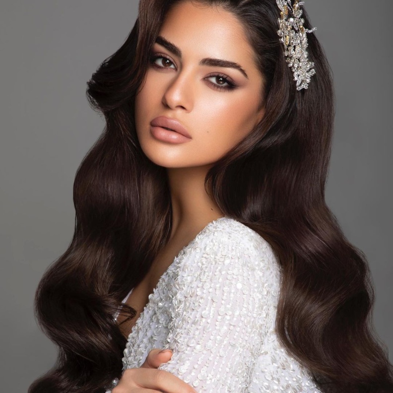 أكسسوارات تزن جانب الشعر لعروس صيف 2024