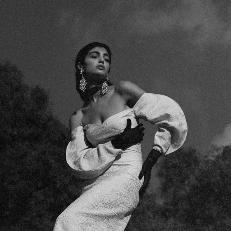  ساندرا منصور تروي لـ هي"  قصة العروس الخاصة من خلالفساتين الزفاف