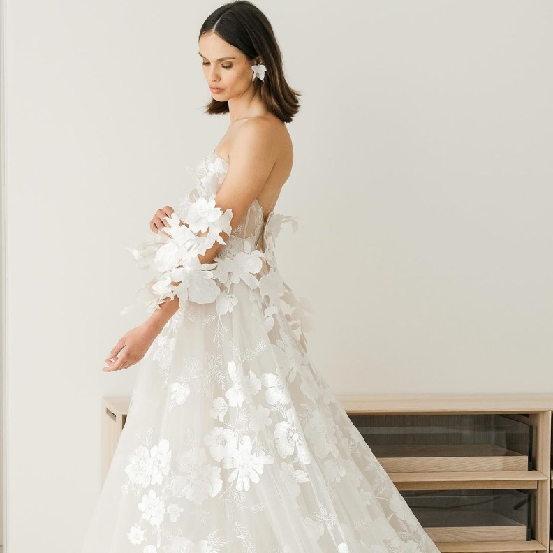 اليوم الأول من أسبوع الموضة العرائسي في نيويورك...الورد ثم الورد لفساتين ربيع وصيف 2025