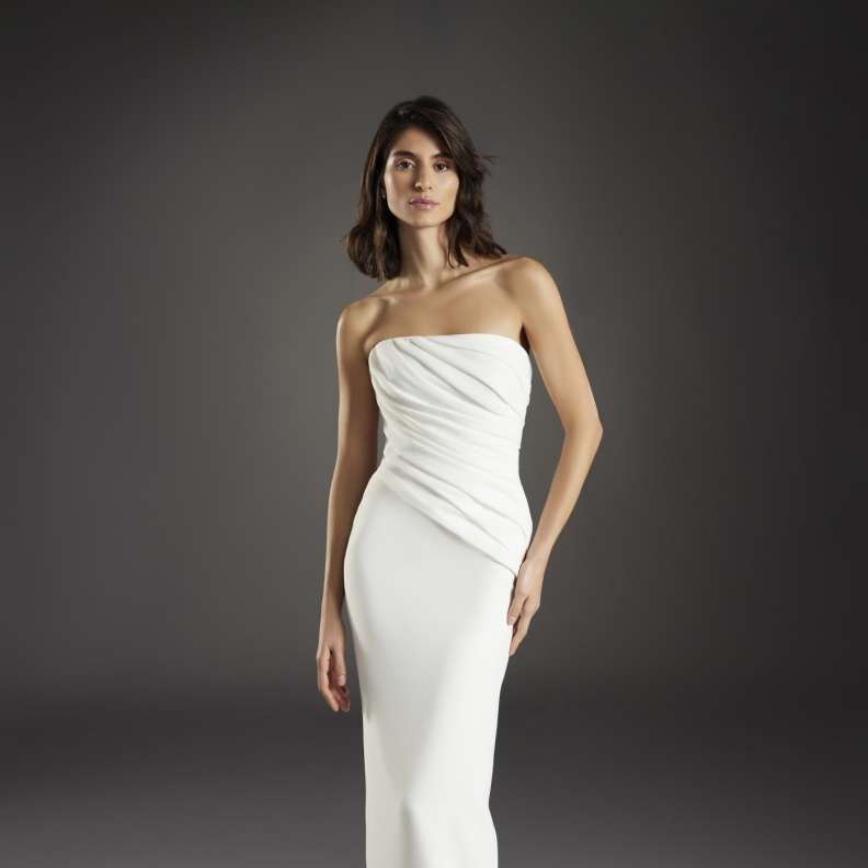 إطلالة ناعمة من Pronovias خلال عروض موضة عروس 2025