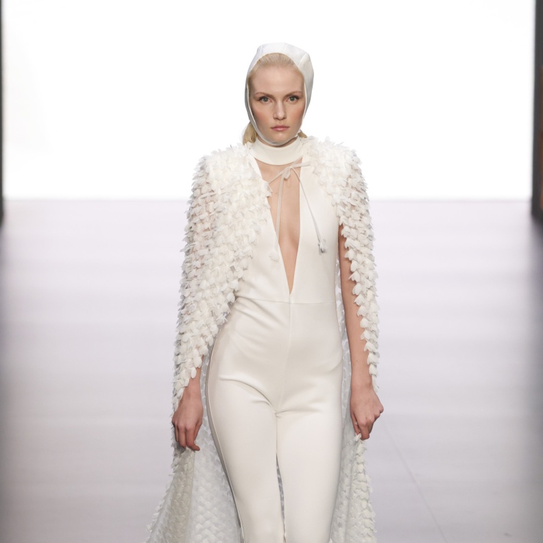 إطلالات زفاف بالبنطال بتصاميم متنوّعةللعروس العصرية