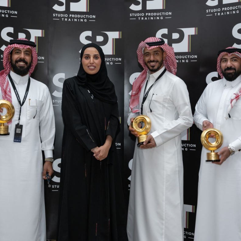 هاجر النعيم مع الفائزين بالجوائز الاستثنائية