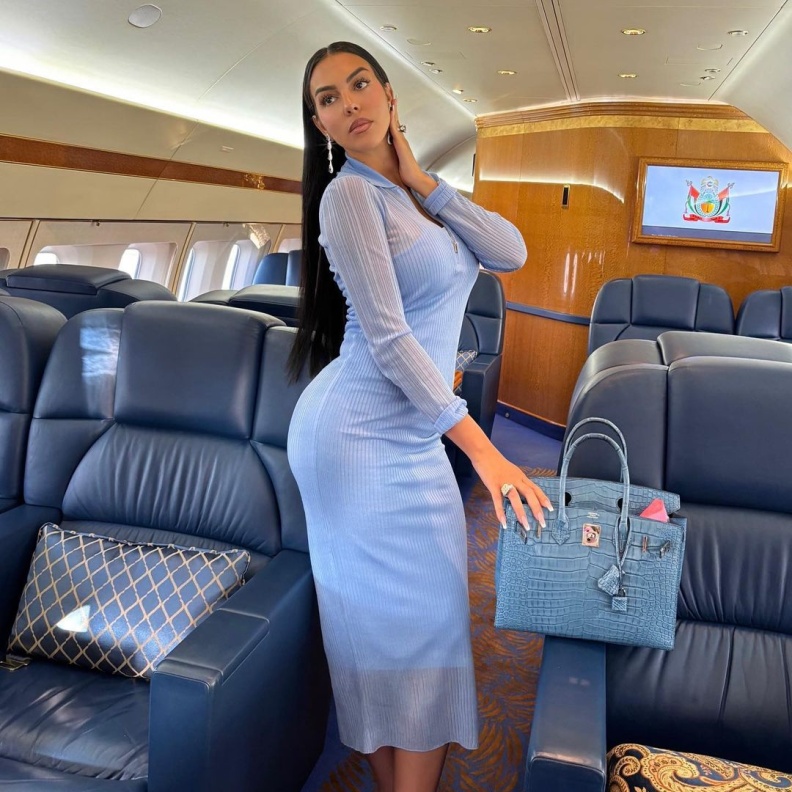 اطلالات يومية كاجوال من وحي جورجينا رودريغز نجمة غلاف مجلة "هي"