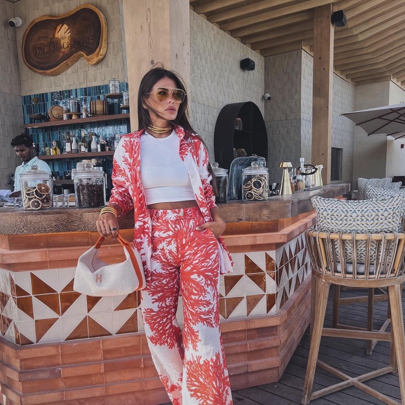 صور اطلالات النجمات في في ختام أسبوع الموضة في البحر الأحمر 2024