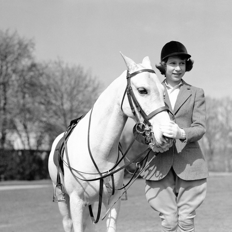 الملكة إليزابيث الثانية معروفة بحبها لسباق الخيل