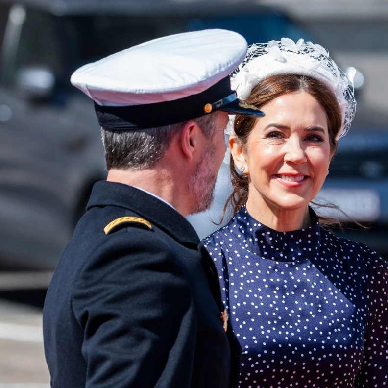 الملكة ماري تتألق بمظهر ملكي وتسريحة جديدة