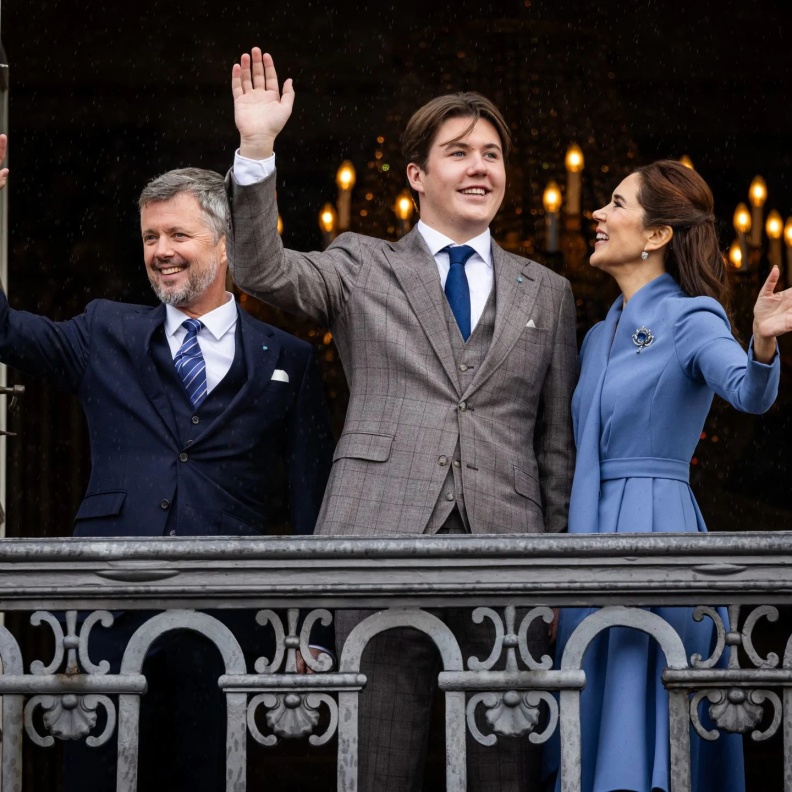 الملكة ماري والملك فريدريك يهديان الأمير كريستيان سيارته الأولى