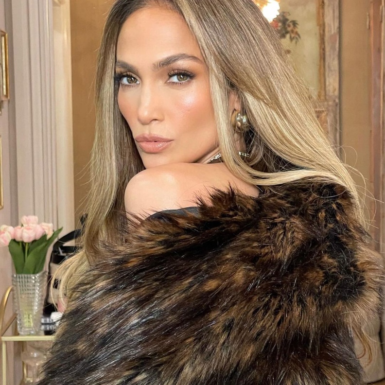 الممثلة والمغنية الأمريكية جينيفر لوبيز