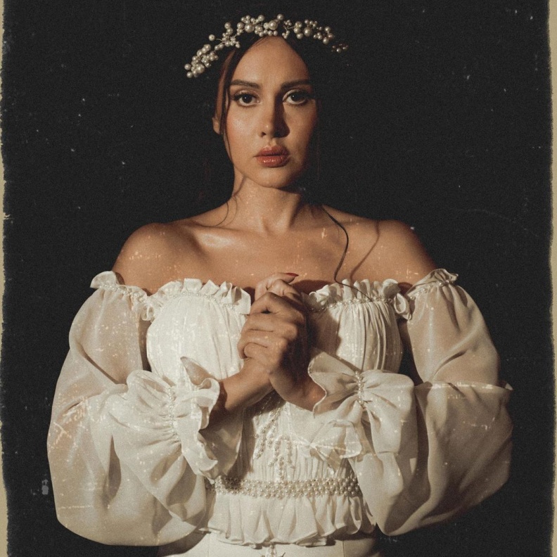 النجمة ياسمين رئيس تُفاجئ مُحبيها بليلة الحناء وهذه أبرز تصاميم مجوهراتها