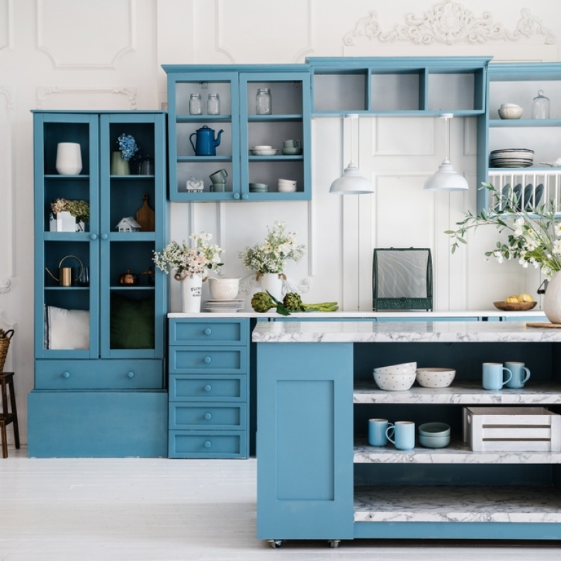 جزيرة مطبخ بأرفف مفتوحة