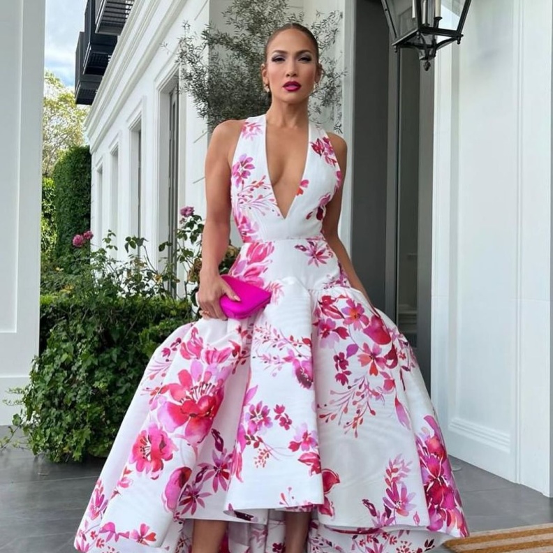 النجمات تُنسق تصاميم المجوهرات التي تُناسب إطلالات الأزياء المطبّعة بالورود 