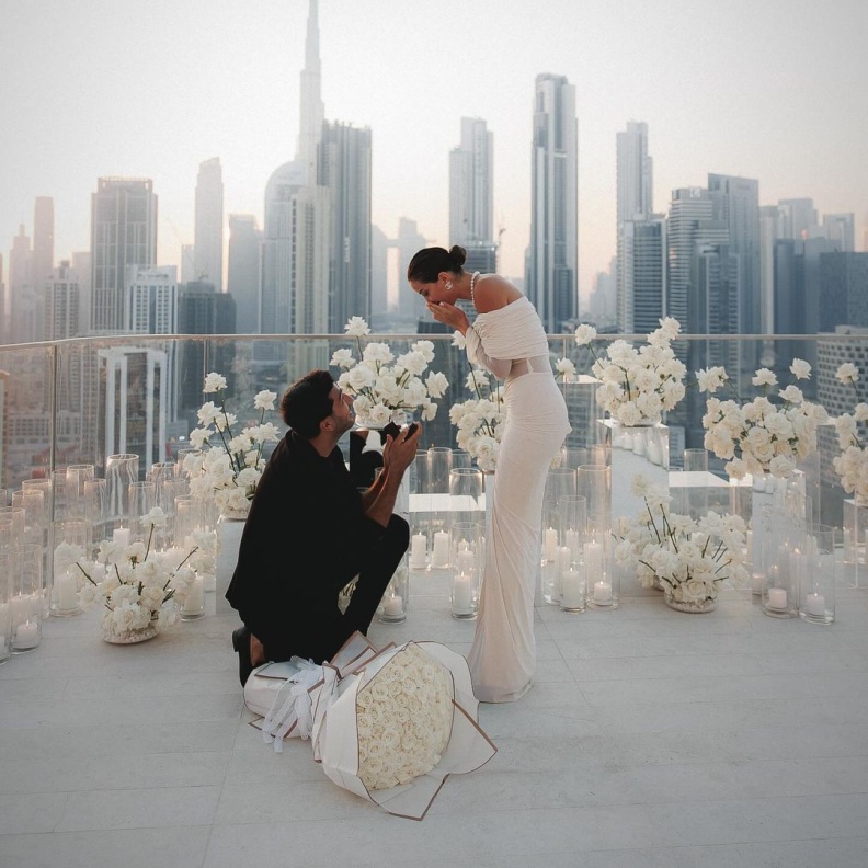 من اللقطة الرومانسية وصولاً الى الفستان.. أجواء متشابهة تجمع جوليا حسين ونادين عبد العزيز في إعلان خطوبتهما