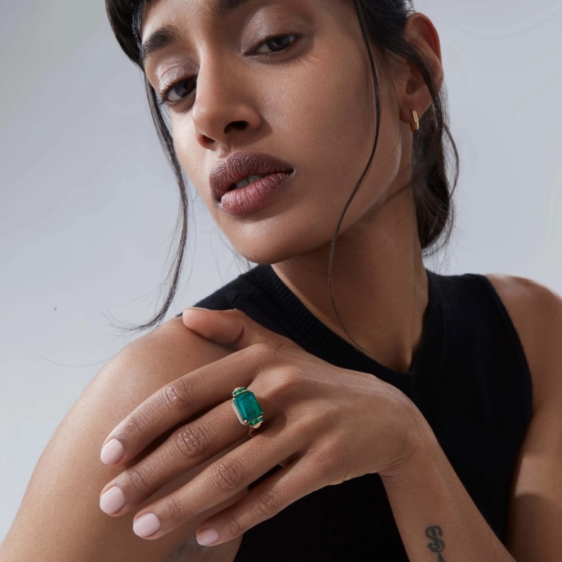 خاتم مرصّع بالزمرد من ستيفن ويبستر Stephen Webster 