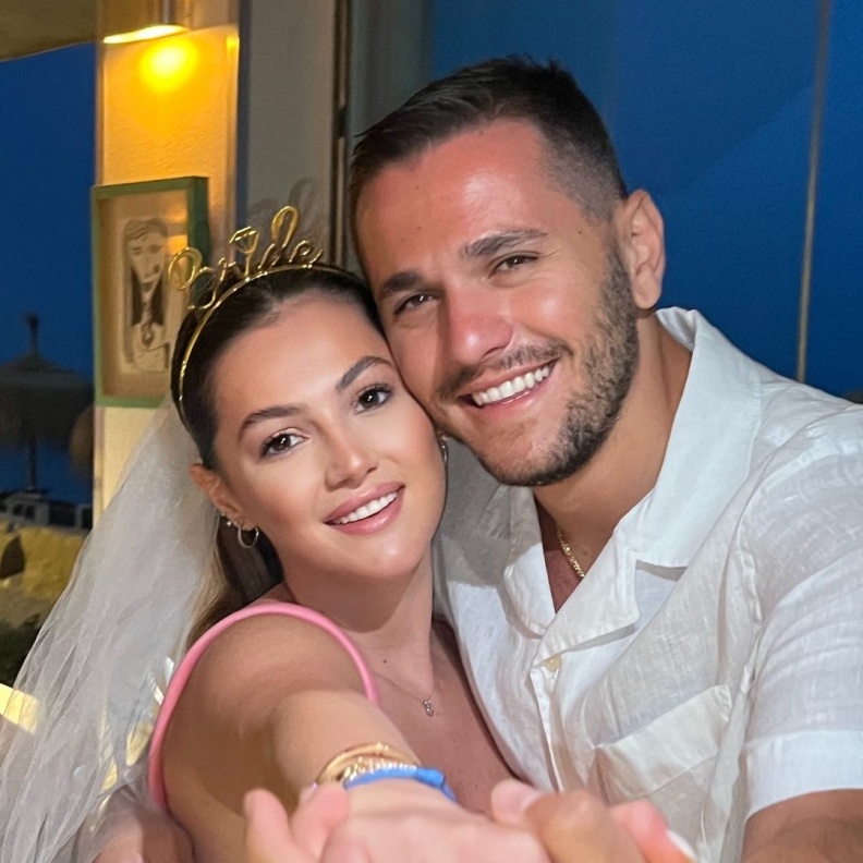 خطوبة دانا الحلاني في أجواء رومانسية على الشاطئ