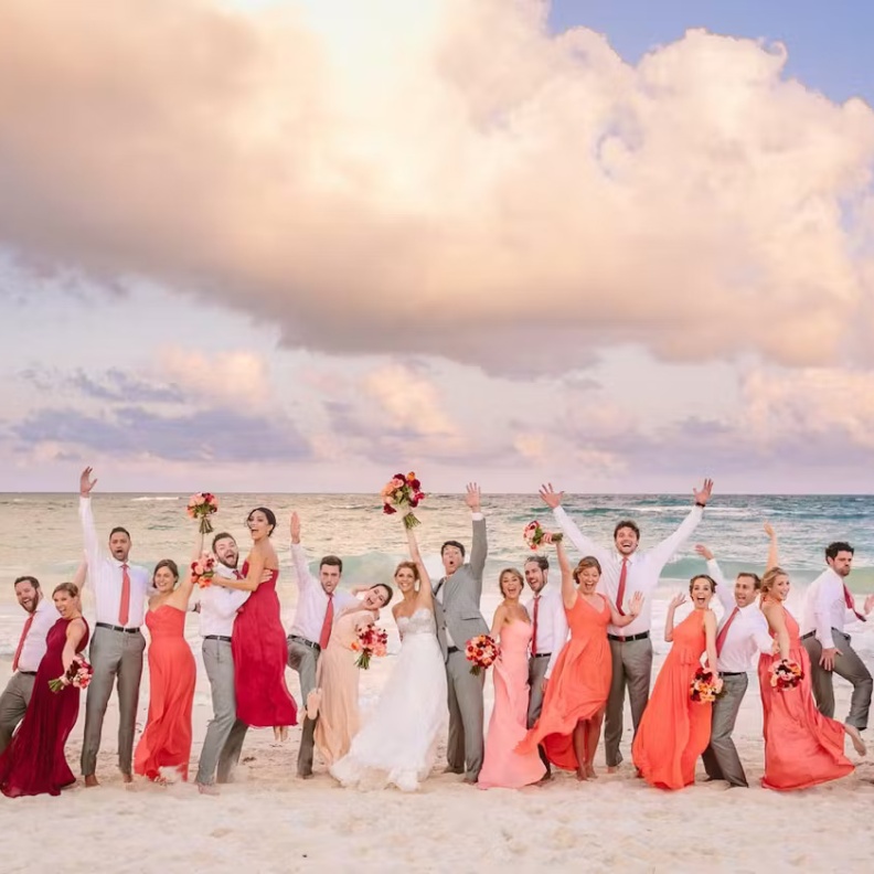 دليلك لإطلالة ضيوف مثالية لحفل زفاف شاطئي في عام 2024