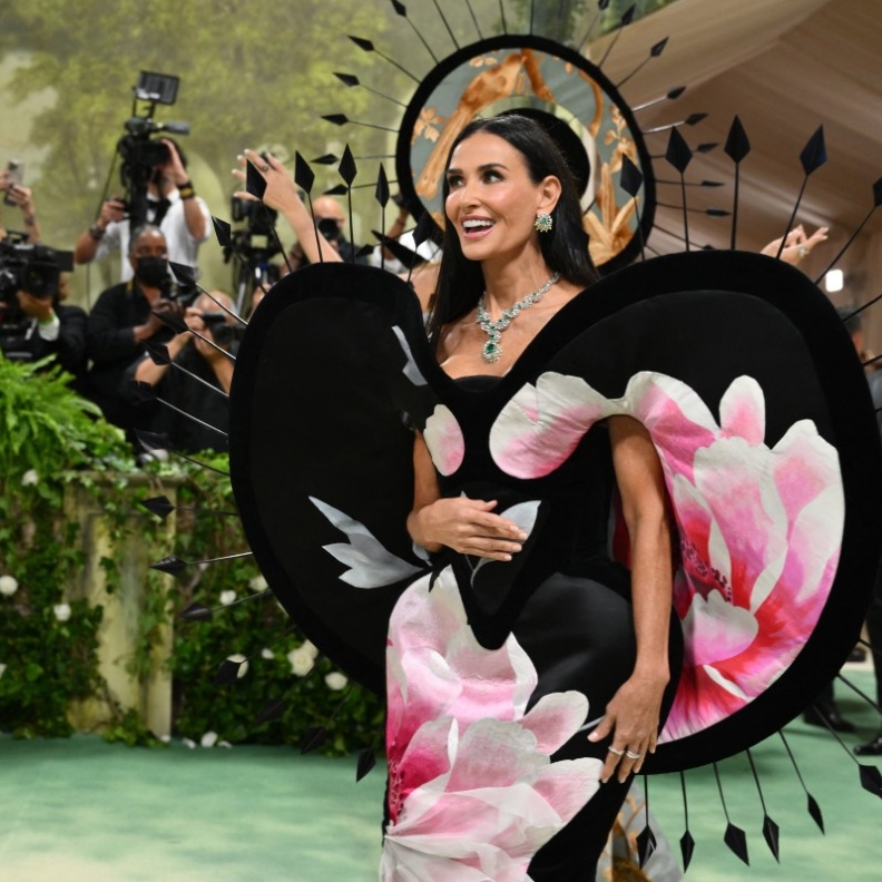 ديمي مور Demi Moore بعقد فخم من أحدث مجموعات كارتييه Cartier