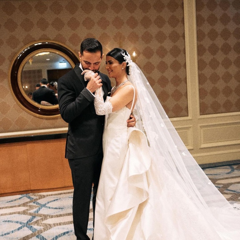 ريم سامي مع زوجها خلال حفل زفافها