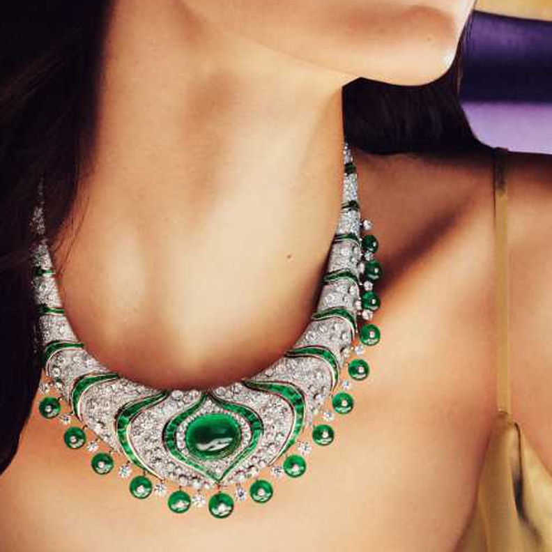 الزمرد حجر مايو في أفخم تصميمات المجوهرات العالمية