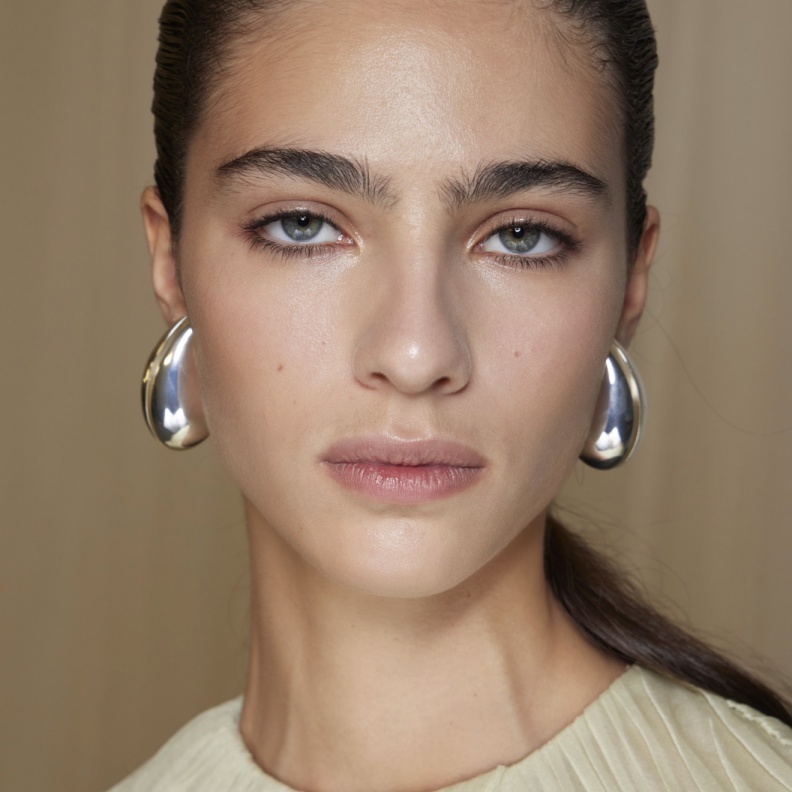 السيراميد لتنعيم البشرة وملء الفجوات بين خلايا الجلد