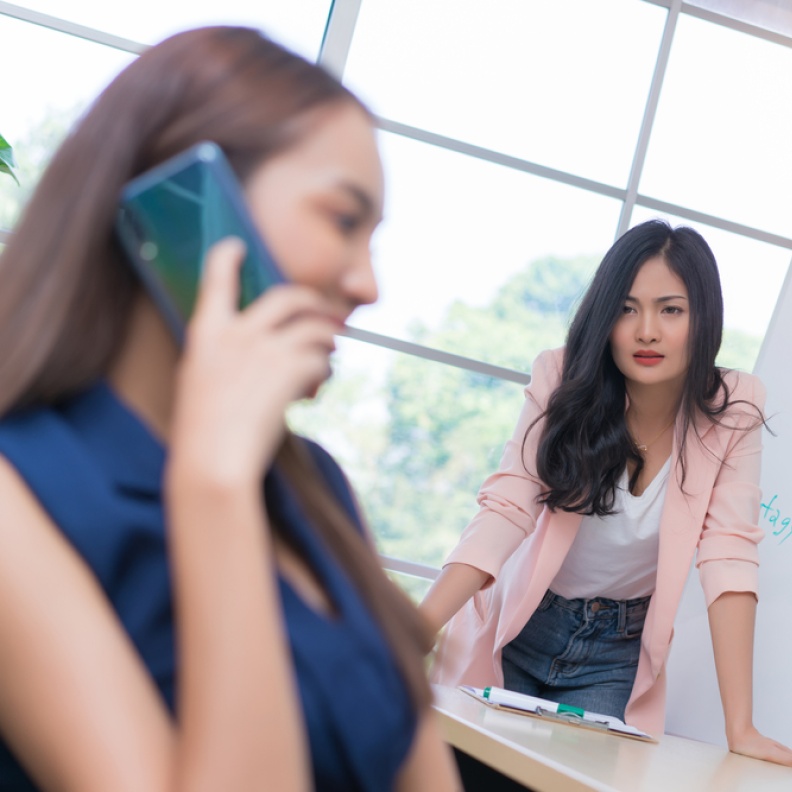 كيف تتعاملين مع الزملاء السلبيين في العمل؟ إليك هذه النصائح