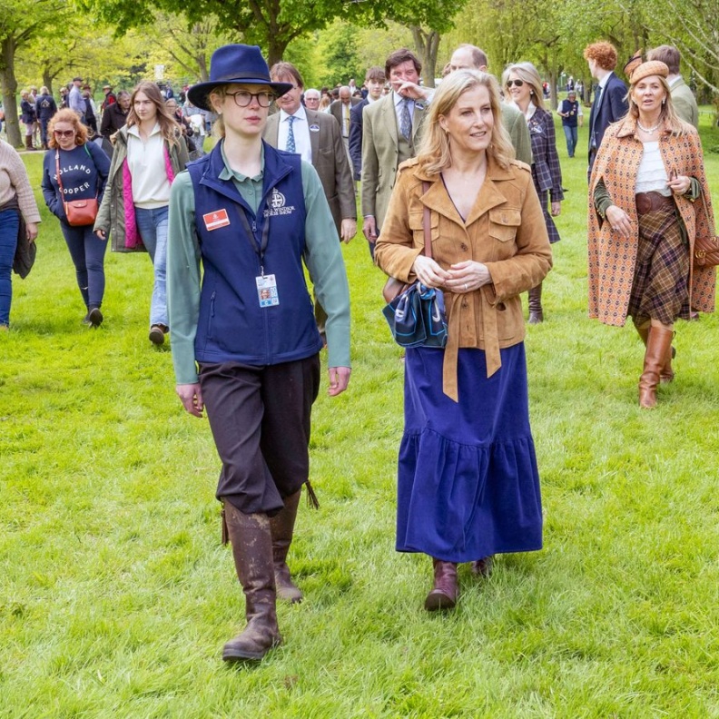 ظهور نادر لليدي لويز وندسور مع والدتها الدوقة صوفي