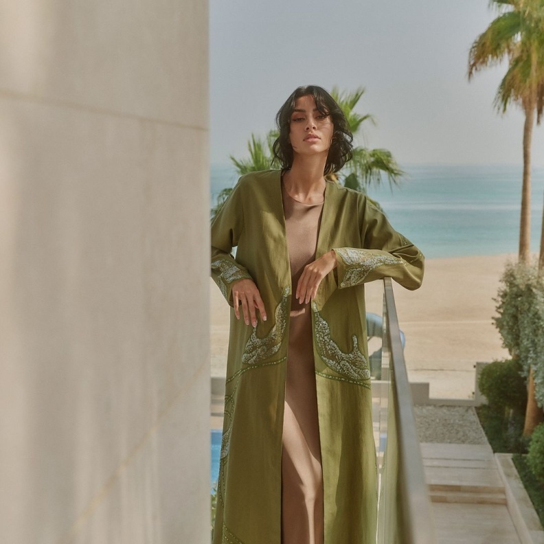 عباية مع فستان من علامة موزان