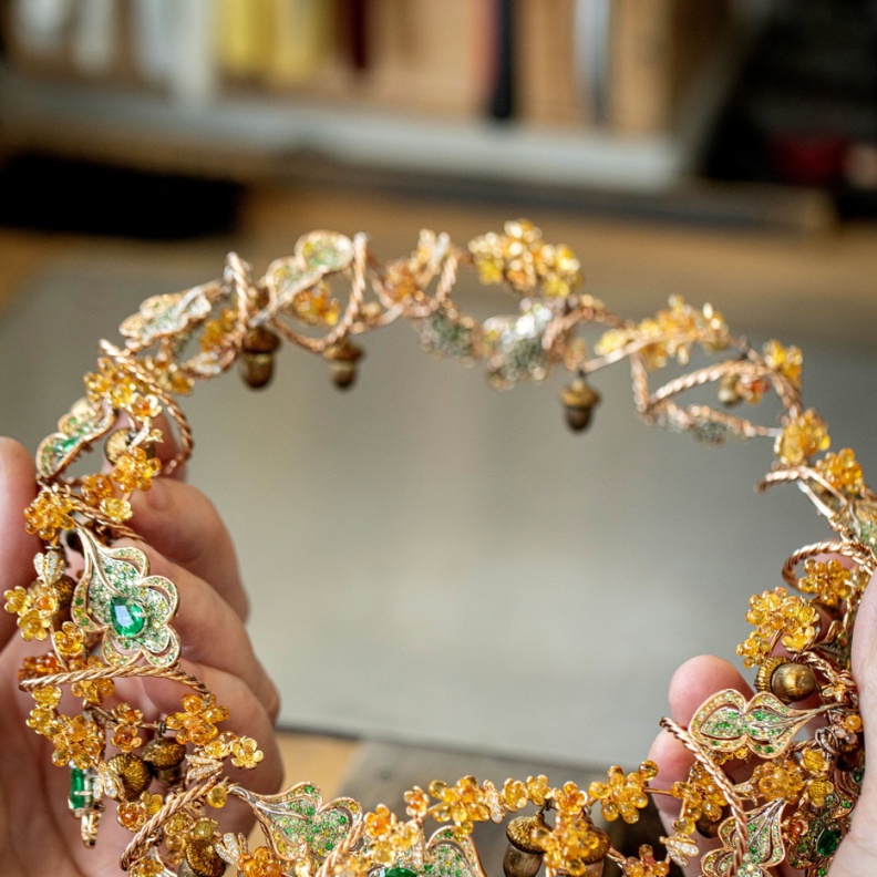 عقد مزين بزخارف السنديان من الذهب  الوردي الأخلاقي والتيتانيوم والتسافوريت والصفير الأصفر والزمرد.