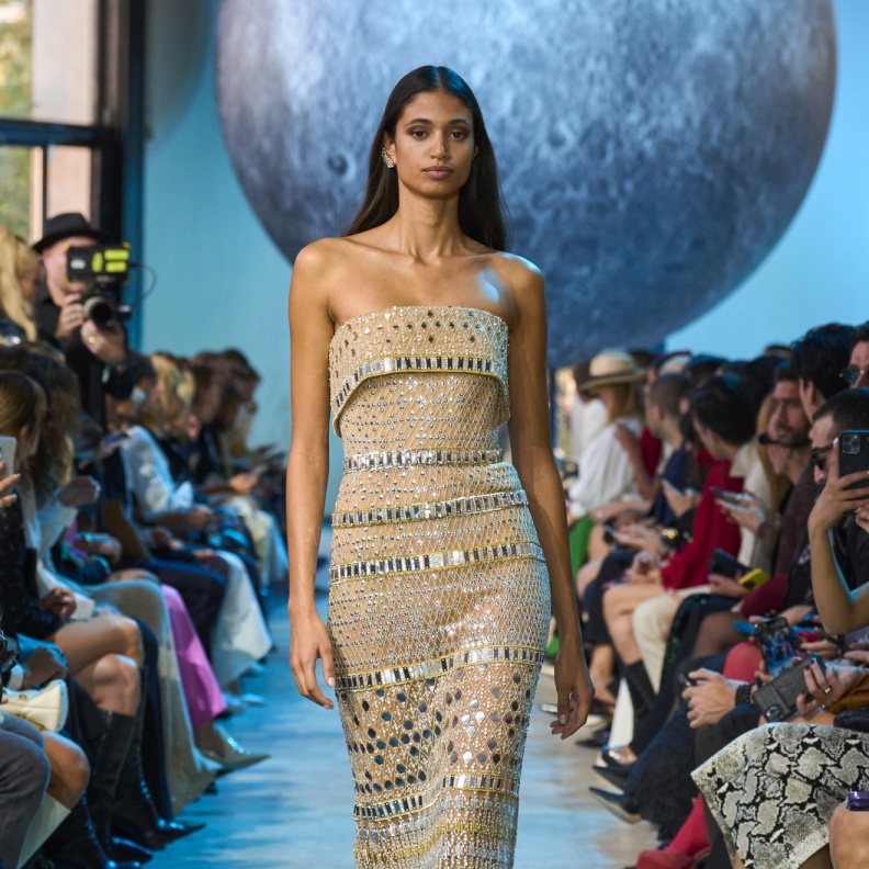 فستان مطرز وبراق من إيلي صعب